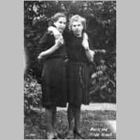 035-0090 Marie und Frida Kraass, ca. 1943.jpg